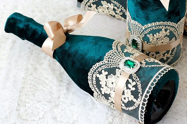 décoration de bouteilles de champagne pour velours de mariage