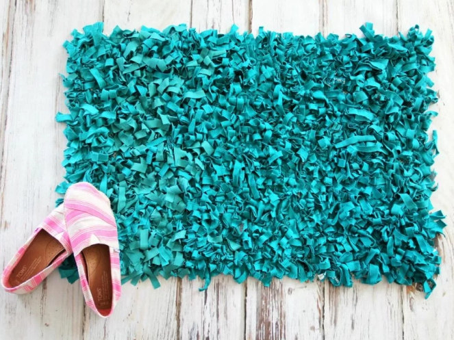 tapis de vieilles choses sur la photo de la grille