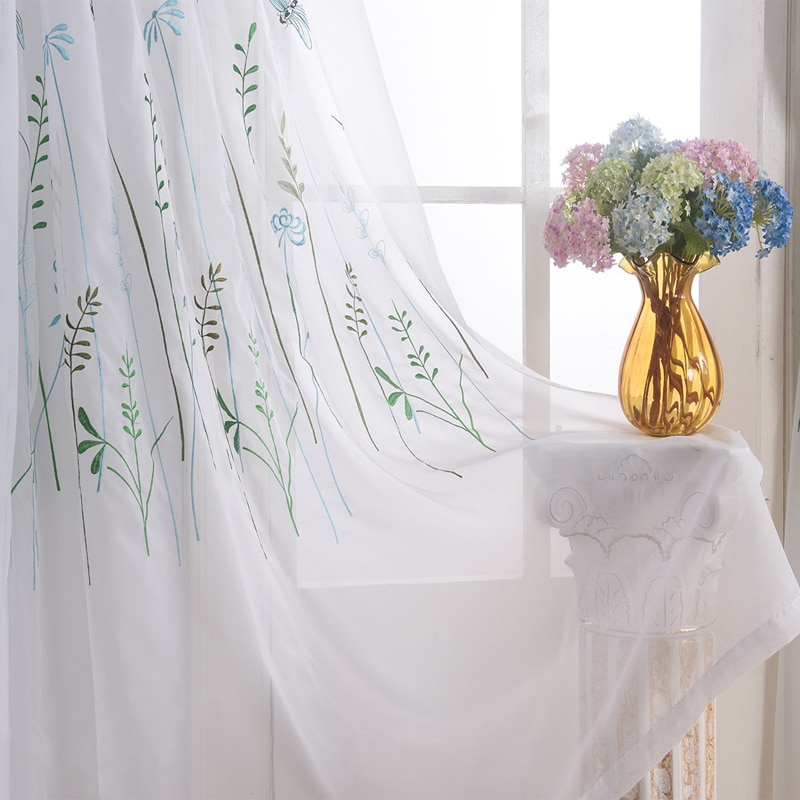 tulle dengan reka bentuk gambar sulaman