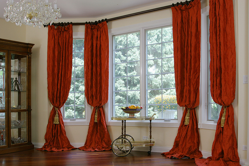 rideaux rouges dans le salon