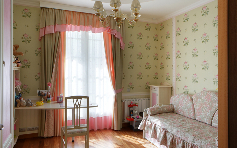 tulle dans la chambre d'enfant avec lambrequin