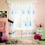 tulle à la lumière de la chambre d'enfant