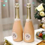 décoration de bouteilles de champagne pour un décor photo de mariage
