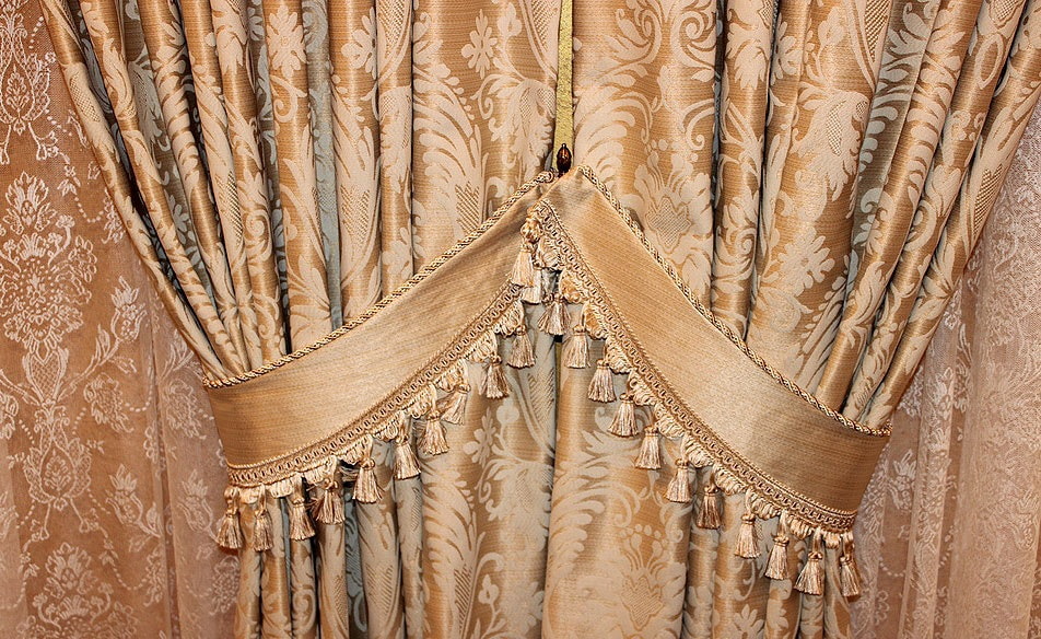 tirai mengangkat tassels