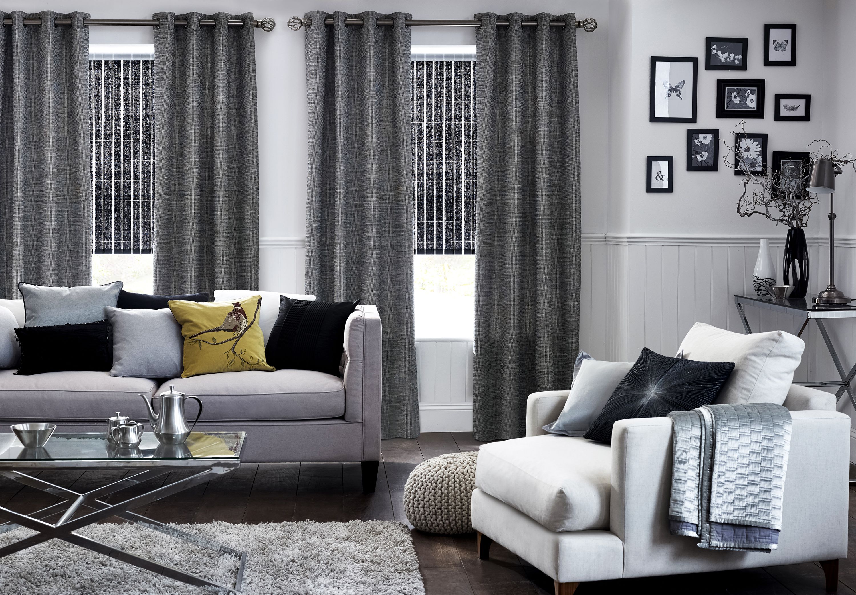 rideaux gris à l'intérieur