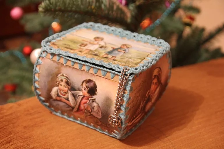 une boîte avec vos propres mains des cartes