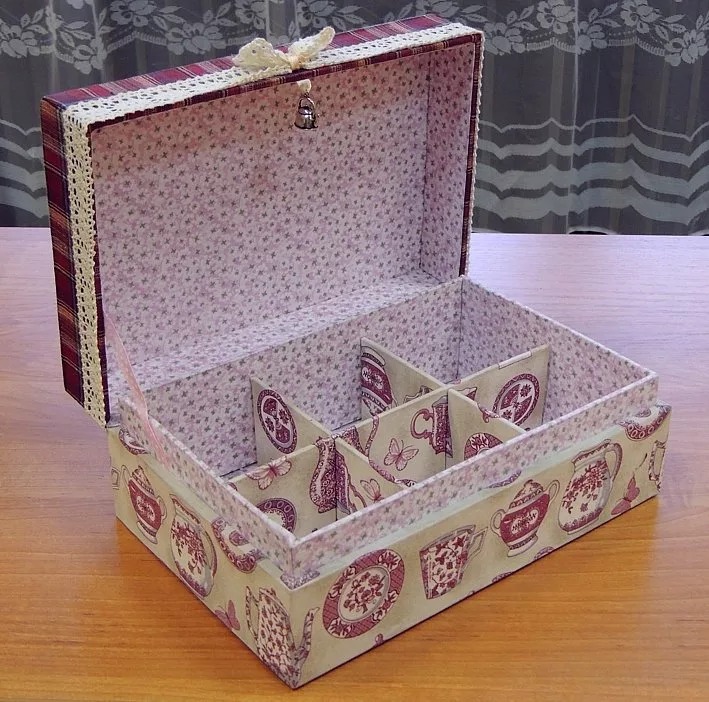 boîte en carton à la main