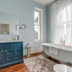 tulle organza dans la salle de bain