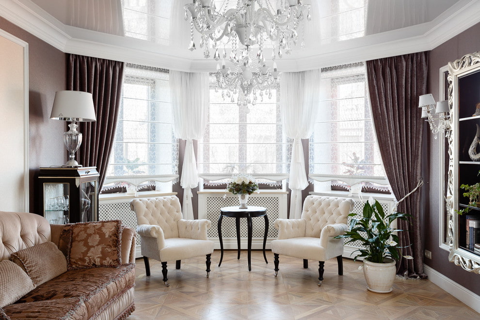 rideaux à l'intérieur de la baie vitrée