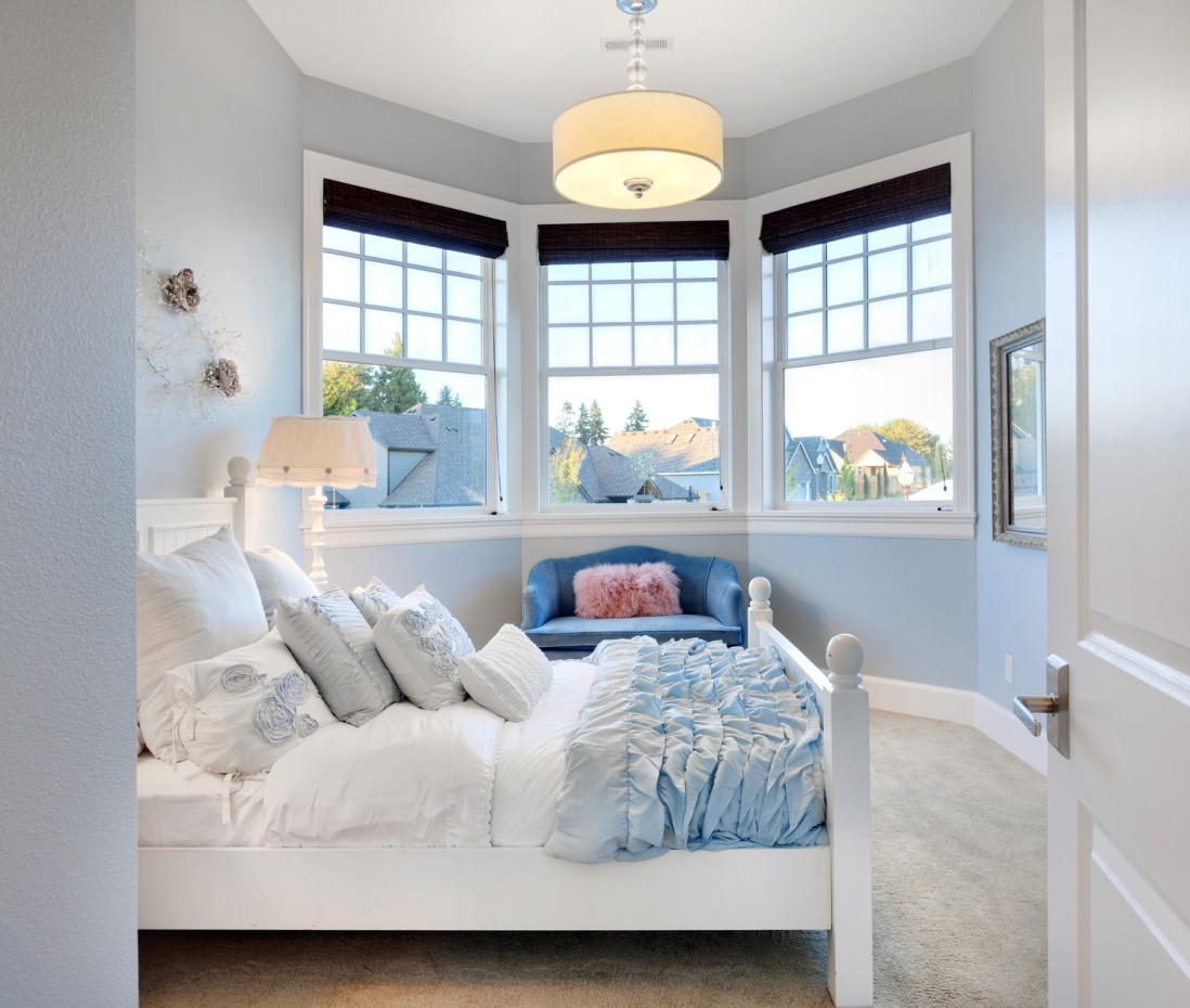 rideaux à l'intérieur de la baie vitrée design