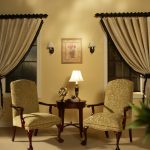rideaux sur un côté du décor de la fenêtre