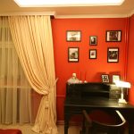 Rideaux sur un côté de la photo du décor de la fenêtre