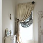 Rideaux sur un côté des idées de design de fenêtre