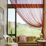 rideaux sur un côté de la décoration de la fenêtre