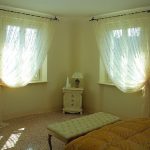 rideaux sur un côté de la décoration de la fenêtre