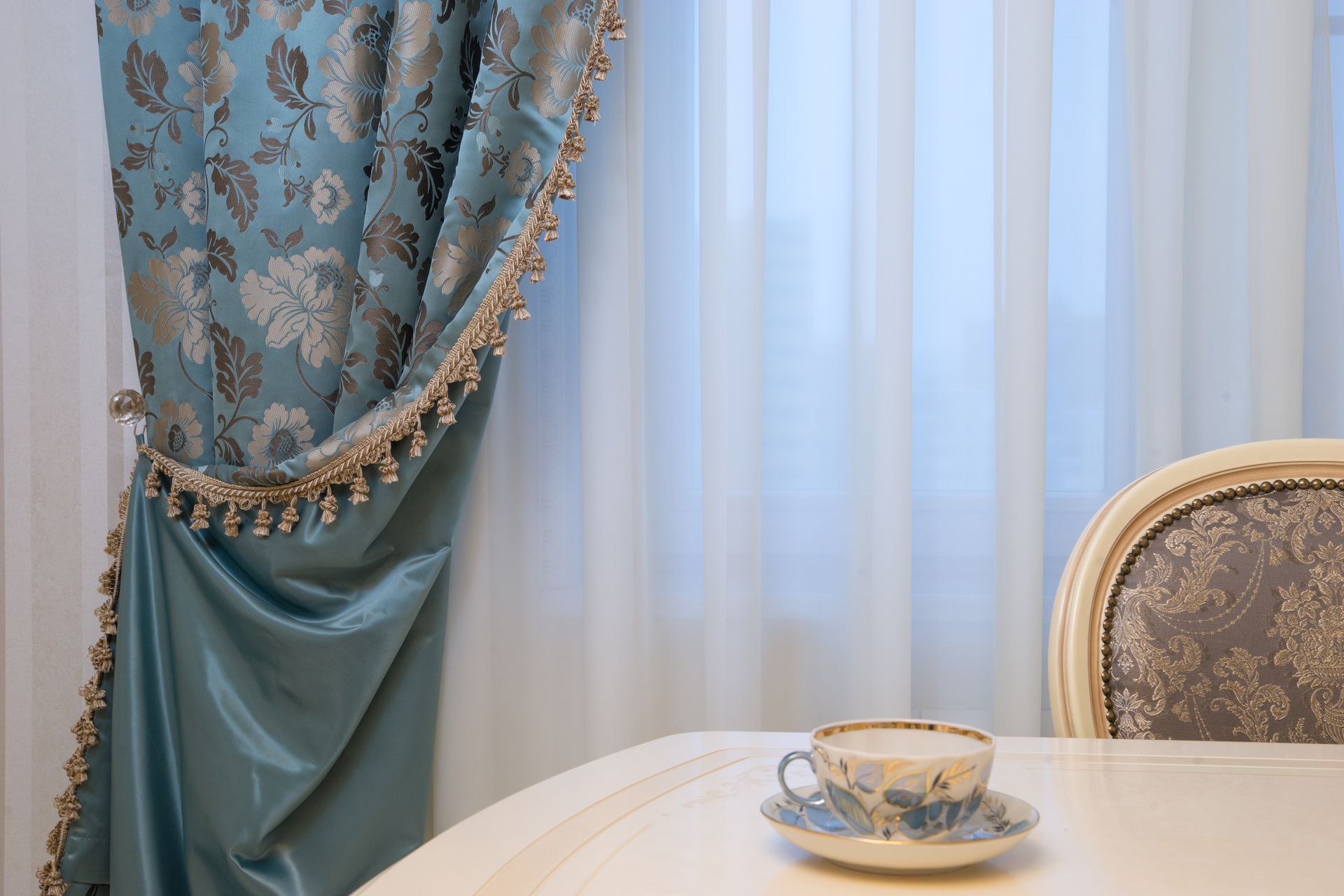 rideaux sur un côté du décor de la fenêtre