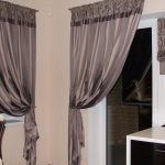 rideaux sur un côté des idées de décoration de fenêtre