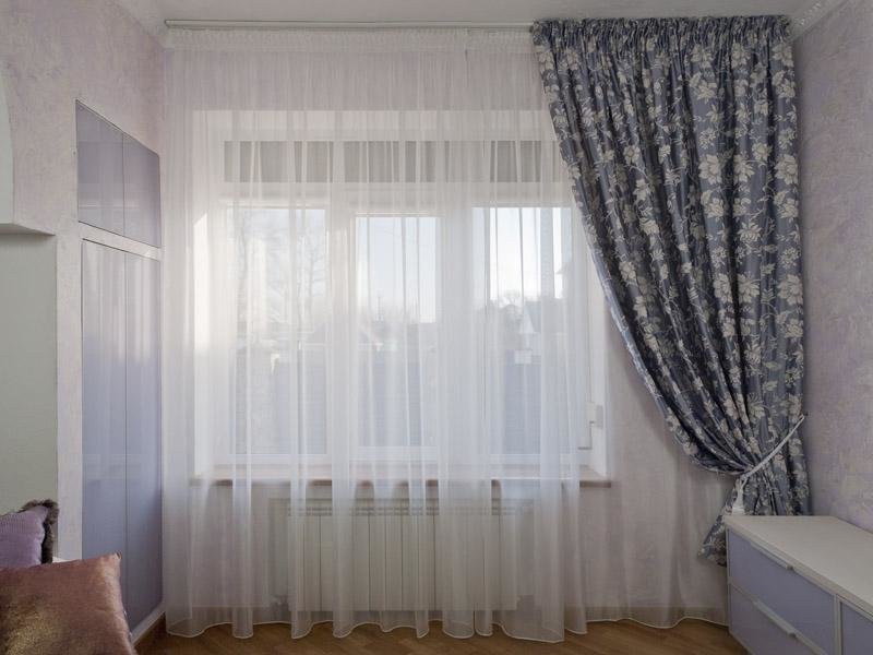Rideaux sur un côté des idées de décoration de fenêtre