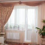 rideaux sur un côté de la décoration de la fenêtre