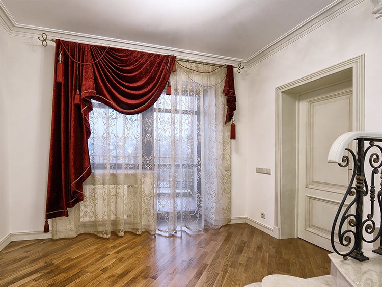 rideaux sur un côté de la fenêtre photo intérieure