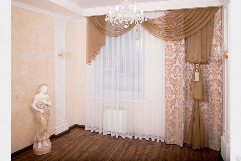 rideaux sur un côté de l'intérieur de la fenêtre
