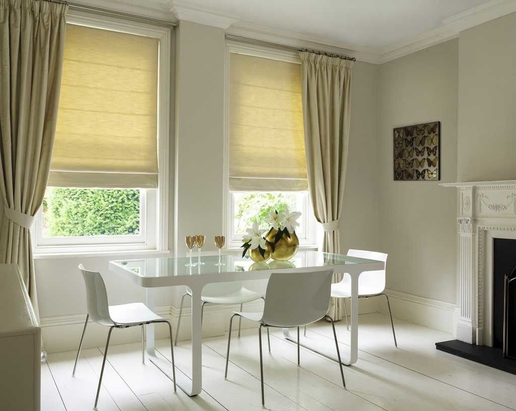 rideaux sur un côté des idées de décoration de fenêtre