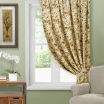 rideaux sur un côté de la décoration de la fenêtre