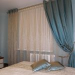Rideaux sur un côté de la photo de décoration de fenêtre