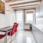 rideaux sur la fenêtre avec un décor photo de balcon