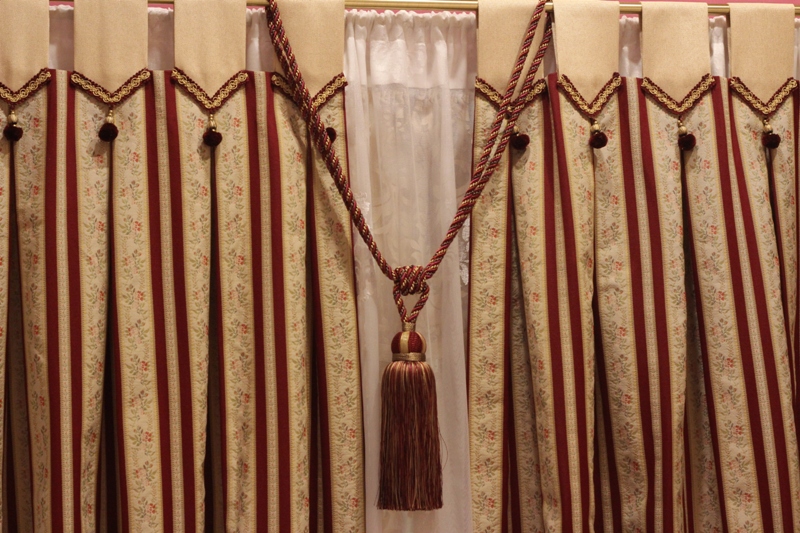 rideaux sur le décor des charnières