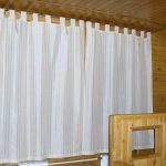 rideaux à l'intérieur des charnières