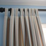 rideaux sur les charnières à l'intérieur