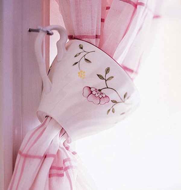 cortinas con una taza