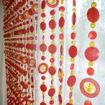 Cortinas de bricolaje de materiales de desecho.