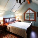 rideaux dans une maison en bois