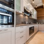 rideaux dans une maison en bois