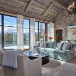 rideaux dans une photo de style maison en bois