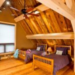 rideaux dans une maison en bois