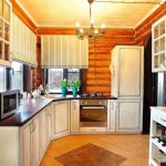 rideaux dans une maison en bois