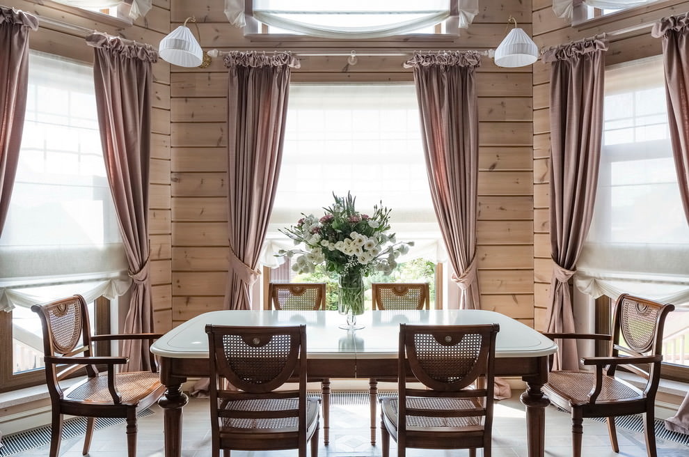 rideaux dans une maison en bois