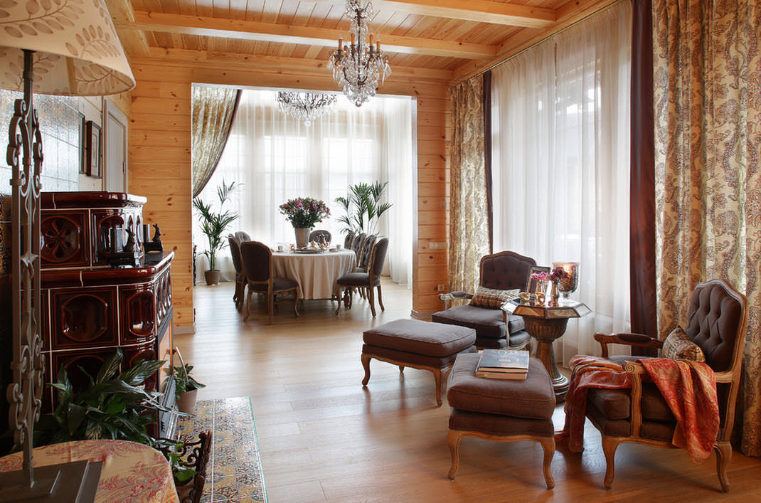 rideaux dans une maison en bois