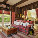 rideaux dans une maison en bois