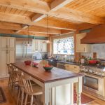 rideaux dans une maison en bois