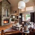 rideaux dans une maison en bois