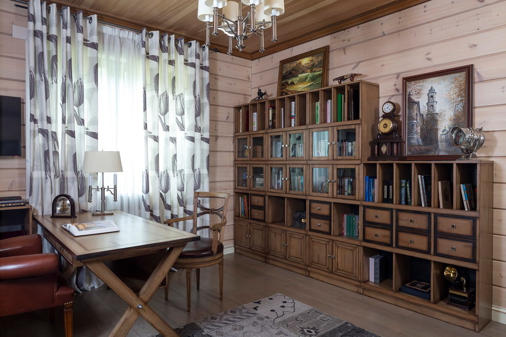 rideaux dans une maison en bois
