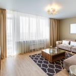 comment ourler des rideaux et du tulle dans le salon