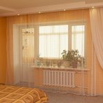 rideaux sur la fenêtre avec balcon