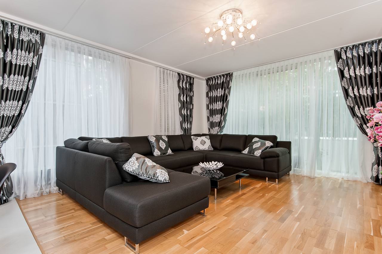 salon avec de larges rideaux