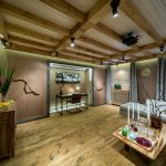 rideaux dans une maison en bois de style écologique