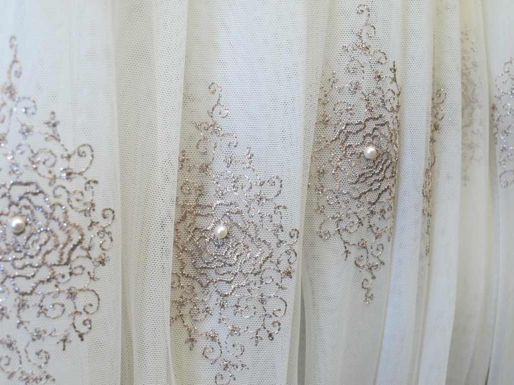 hiasan tulle bersulam